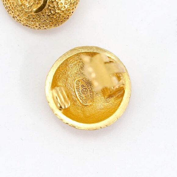 CHANEL CC Logos Round Clip-On Earrings Gold Tone 96P Auth #24031 - Picture 5 of 6